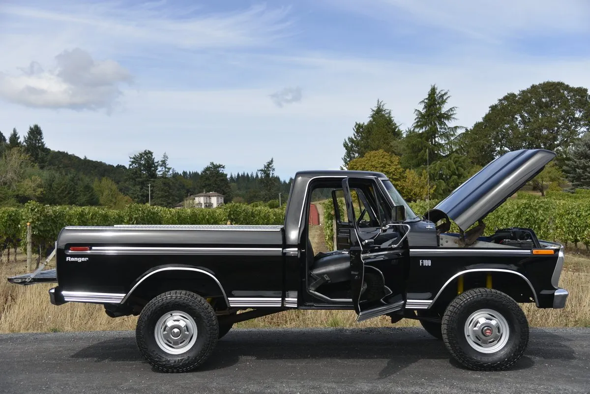 1975 Ford F-100 Ranger 4×4: A Vintage Truck's Timeless Power