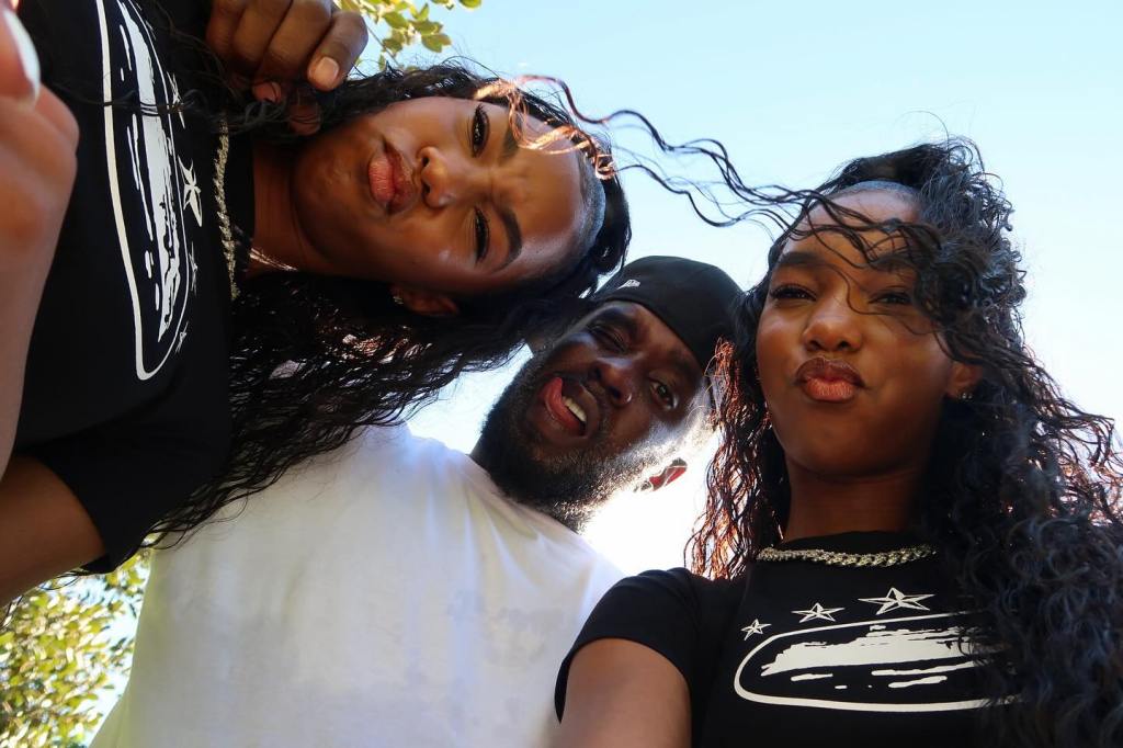 Sean Combs posing with his twins Jessie and D'Lila Combs.