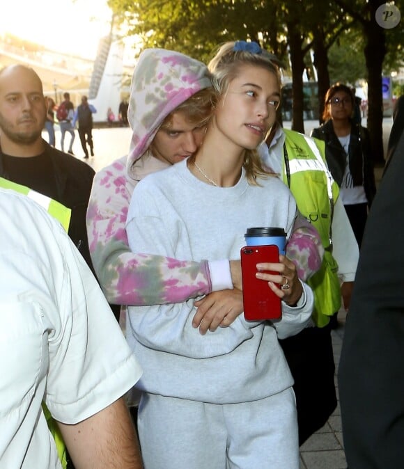 Photo : Justin Bieber et sa fiancée Hailey Baldwin s'embrassent dans la file d'attente de la grande roue de Londres, le London Eye, le 18 septembre 2018. - Purepeople