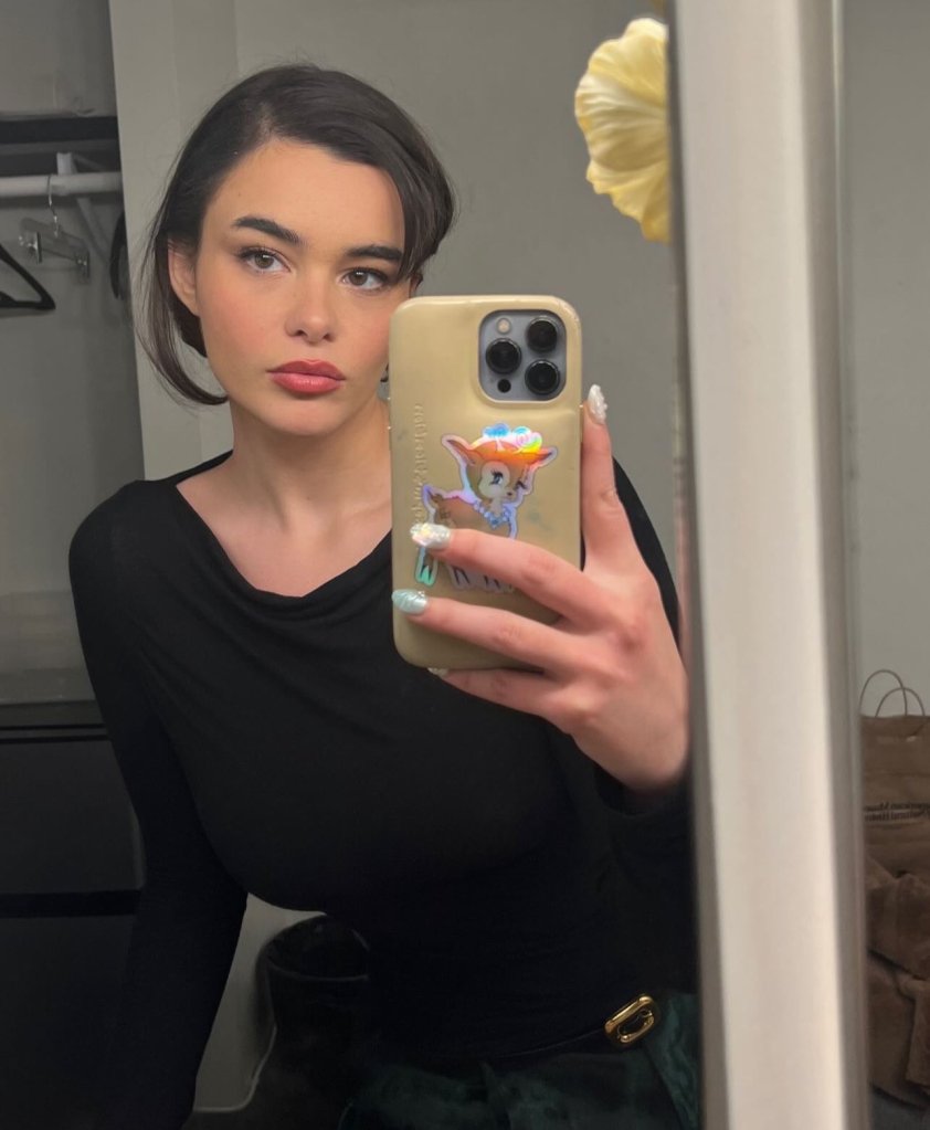 Barbie Ferreira in a slimmed down mirror selfie.