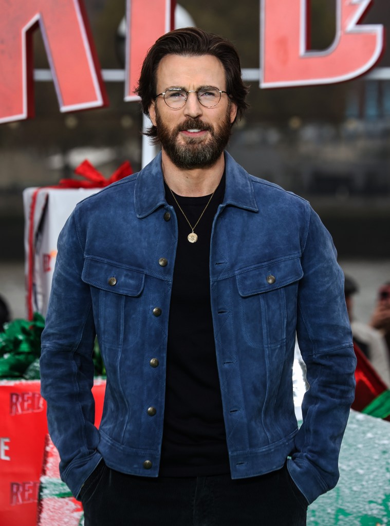 Chris Evans turned heads as he debuted a bold new look at the "Red One" photo call in London on Wednesday.