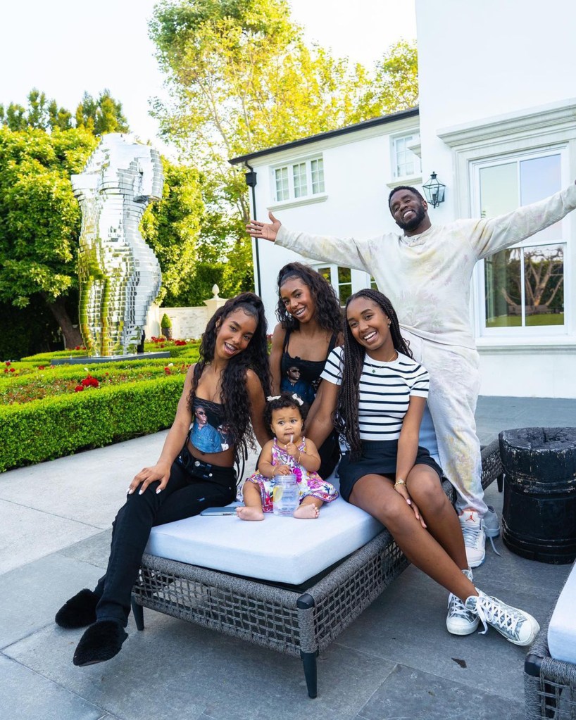 Sean "Diddy" Combs posing with all seven. of his children.