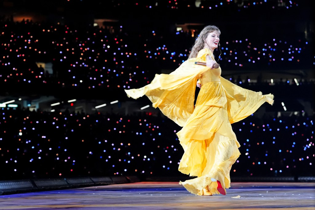 taylor swift performing