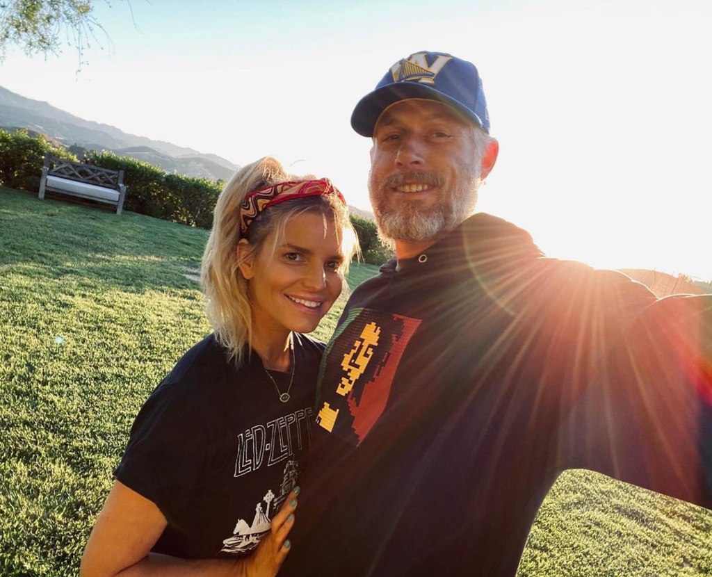 Jessica Simpson and Eric Johnson pose for a selfie