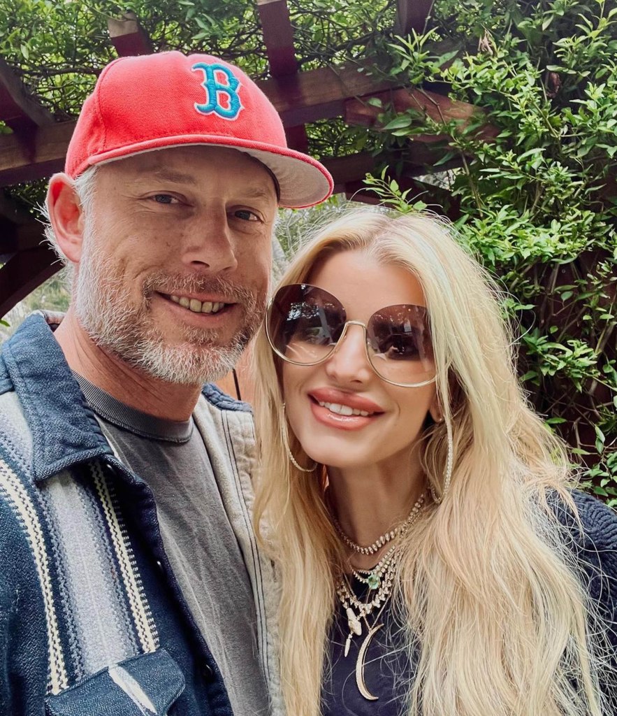 Eric Johnson and Jessica Simpson pose for a selfie