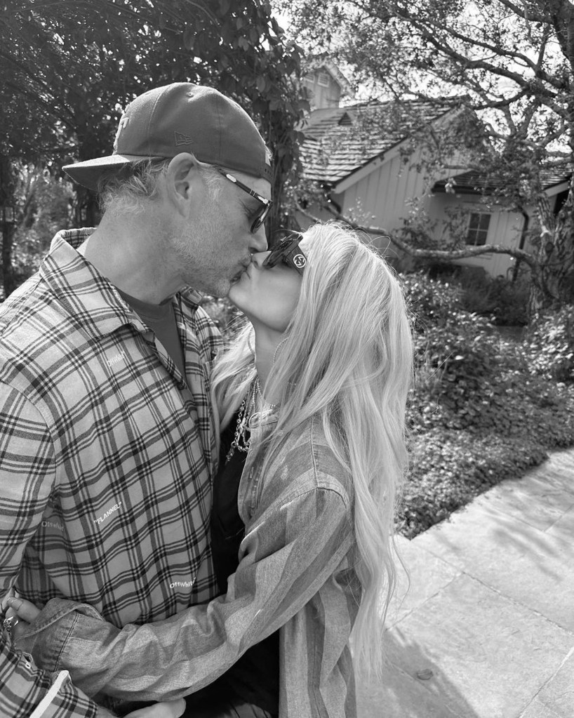 Eric Johnson and Jessica Simpson kiss