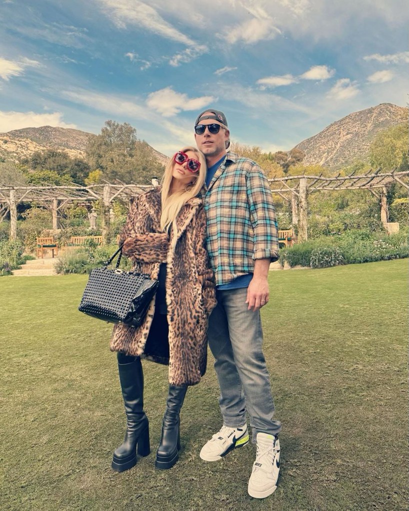 Jessica Simpson and Eric Johnson pose for a photo