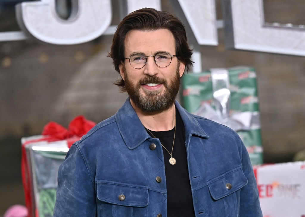 Chris Evans steps out with bold new look at "Red One" photo call in London.