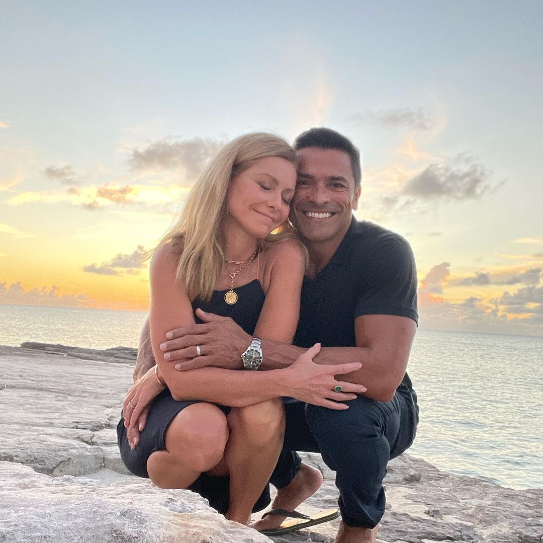 Mark Consuelos and Kelly Ripa posing for a photo