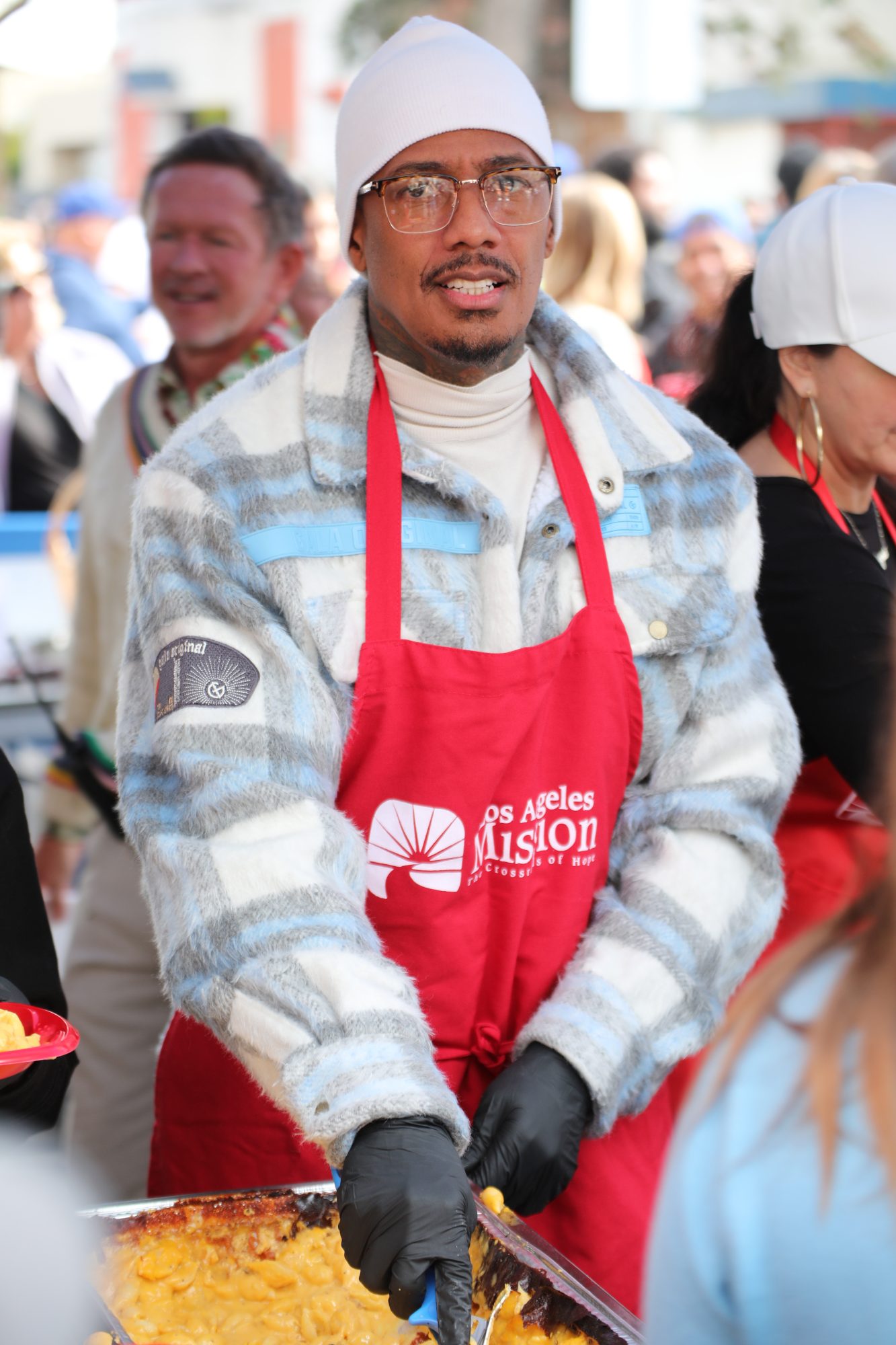 Nick Cannon serves food at The Los Angeles Mission's 88th Thanksgiving Celebration on November 27, 2024.