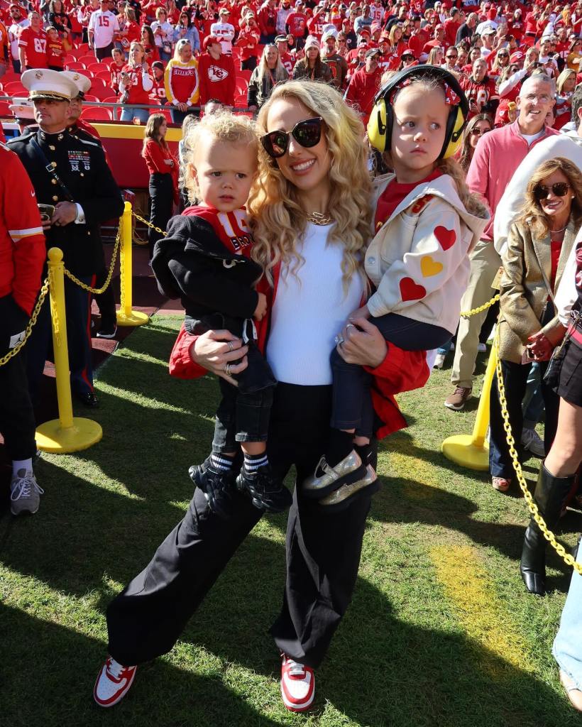 Pregnant Brittany Mahomes with her kids