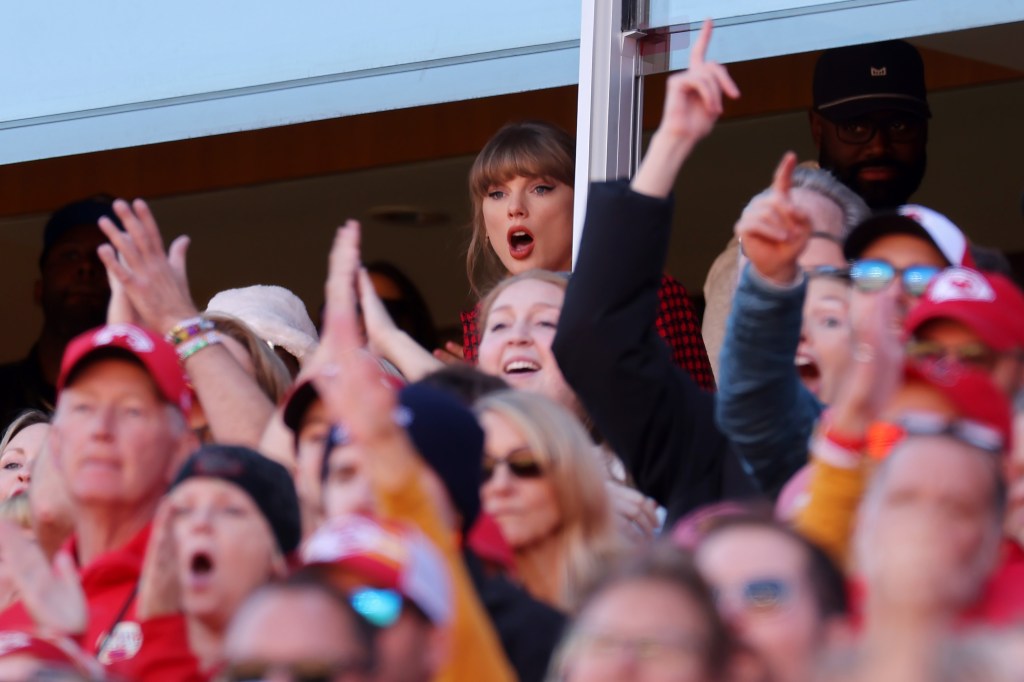 Taylor Swift reacts to Travis Kelce's game