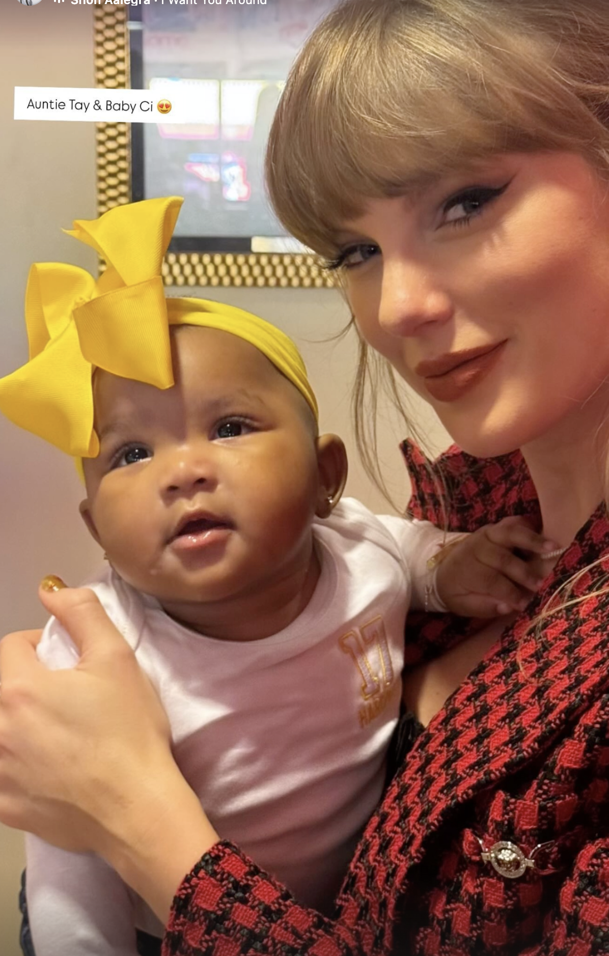 Taylor Swift with Chariah Gordon's daughter.