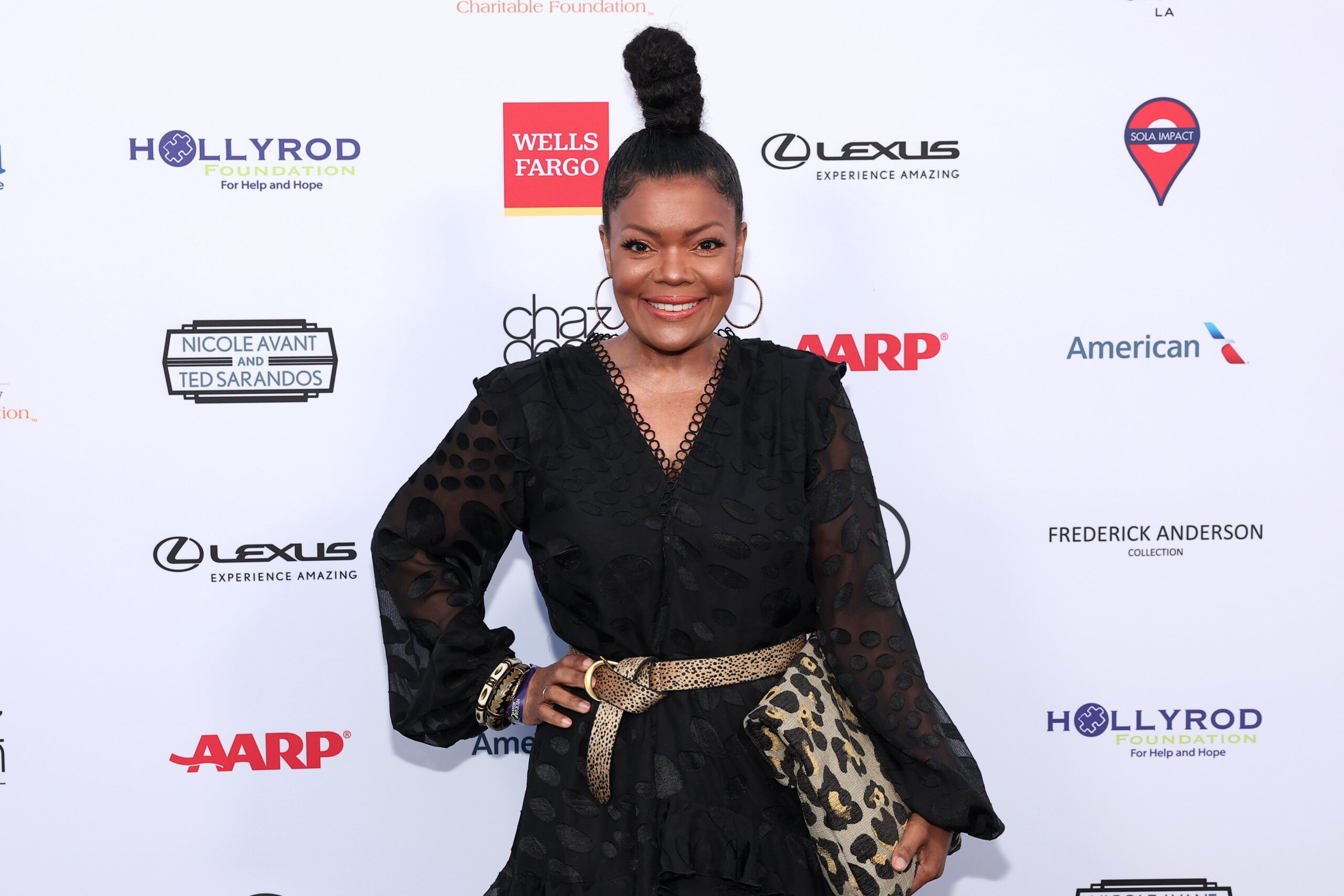 Yvette Nicole Brown posing for a photo