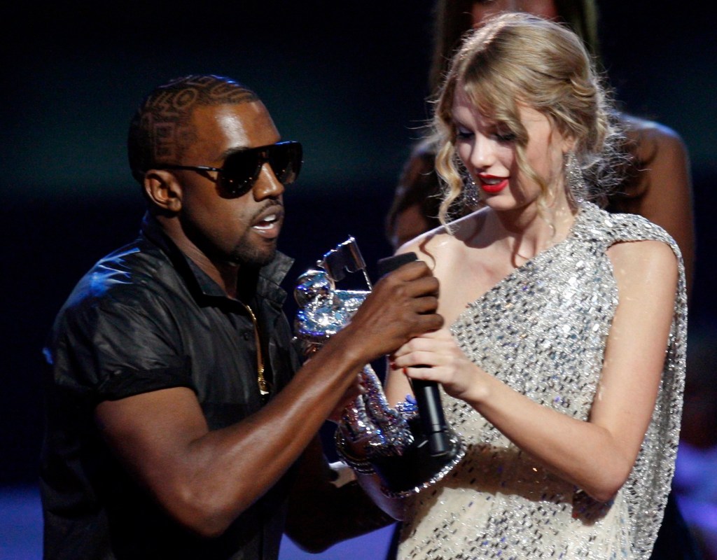 Kanye West interrupts Taylor Swift 2009 VMAs