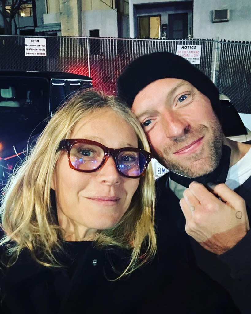 Gwyneth Paltrow and Chris Martin posing together.