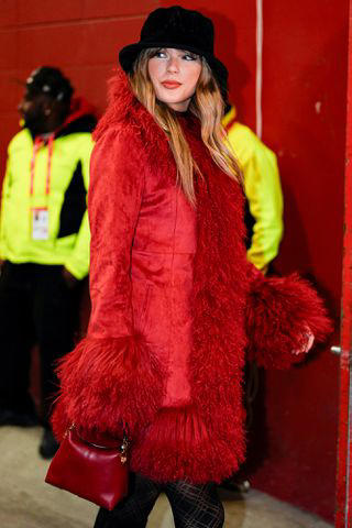 Jay Biggerstaff-Imagn Images Taylor Swift arrives prior to a game between the Houston Texans and the Kansas City Chiefs at GEHA Field at Arrowhead Stadium on Dec. 21, 2024