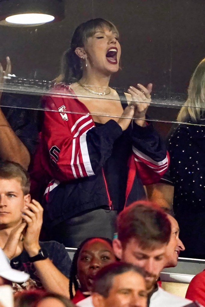 taylor swift cheering at chiefs game