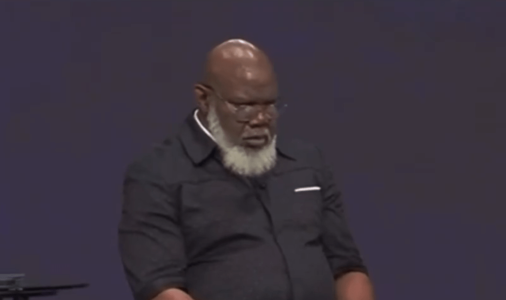 Bishop TD Jakes appears to have a stroke while preaching.