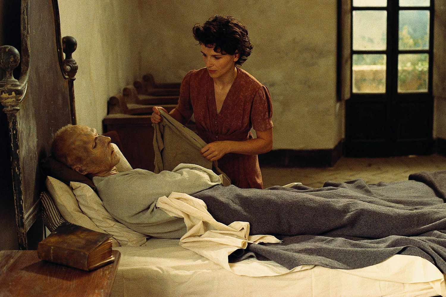 Juliette Binoche, Ralph Fiennes in "The English Patient."