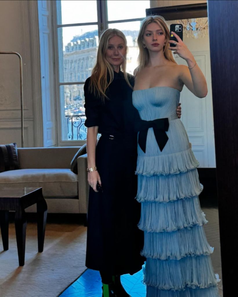 Gweneth Paltrow and Apple pose in a mirror selfie.