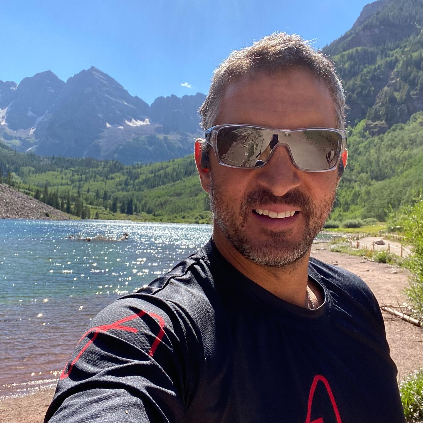 Mauricio Umansky posing for a selfie