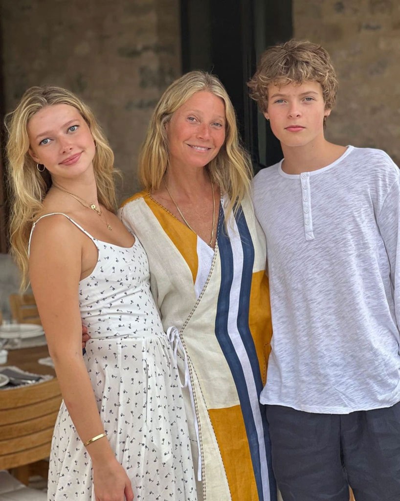 Gwyneth Paltrow posing with her two kids.