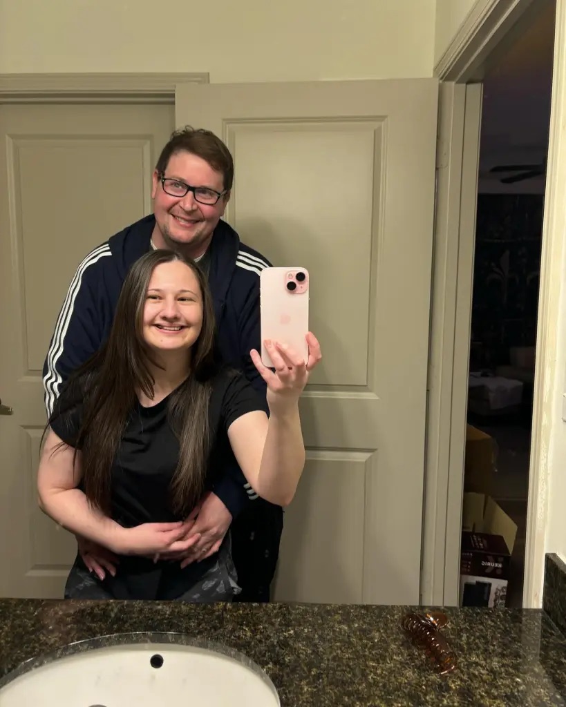 Gypsy Rose Blanchard and Ryan Anderson pose in a bathroom selfie.