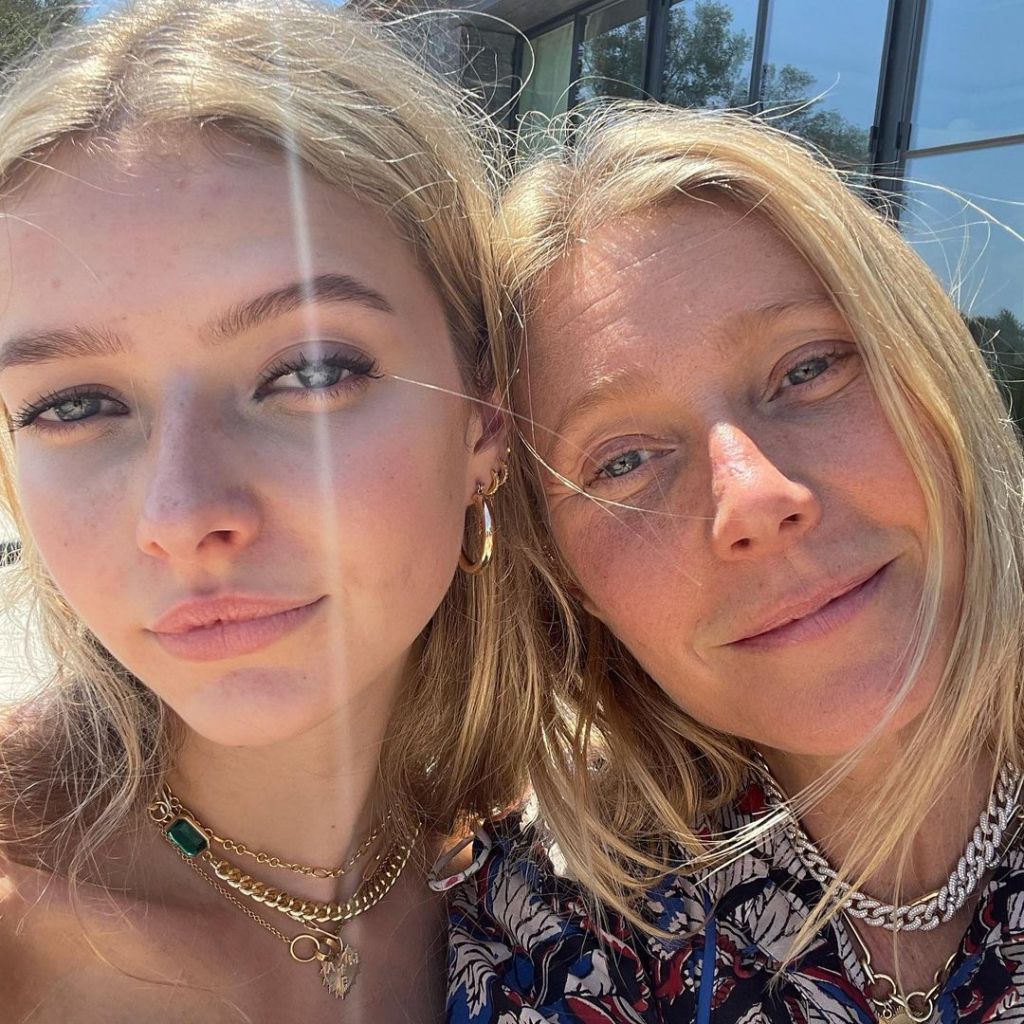 A selfie of Apple Martin and Gwyneth Paltrow.