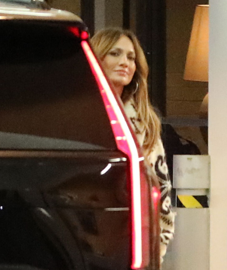 JLO getting into her car