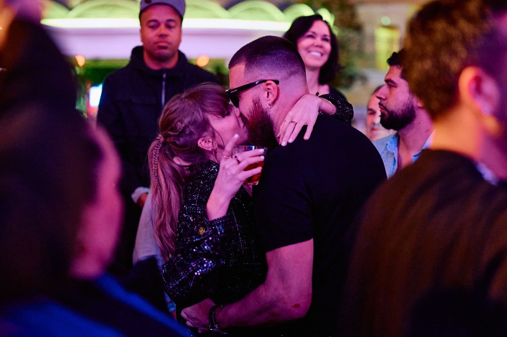 travis kelce and taylor swift kissing at super bowl 2024 afterparty