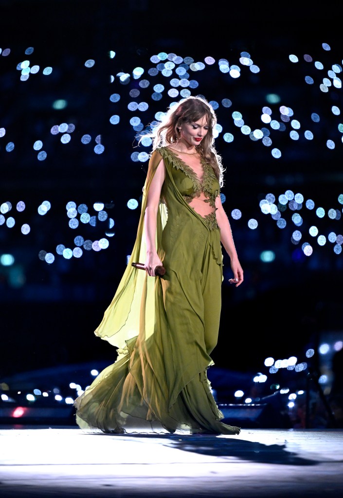 Taylor Swift performing