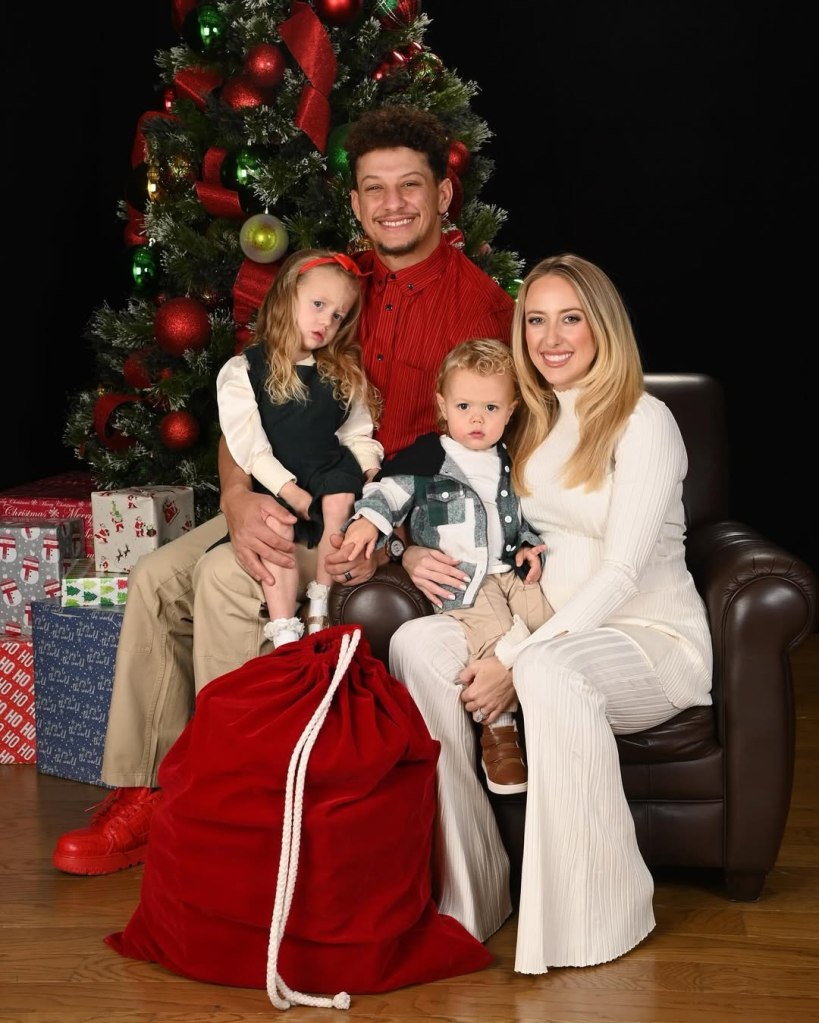 Patrick Mahomes and Brittany Mahomes take their kids to take pictures with Santa