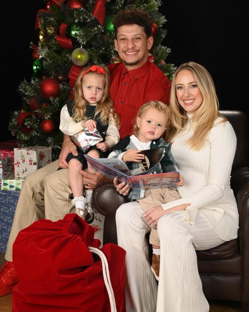 Patrick Mahomes and Brittany Mahomes take their kids to take pictures with Santa