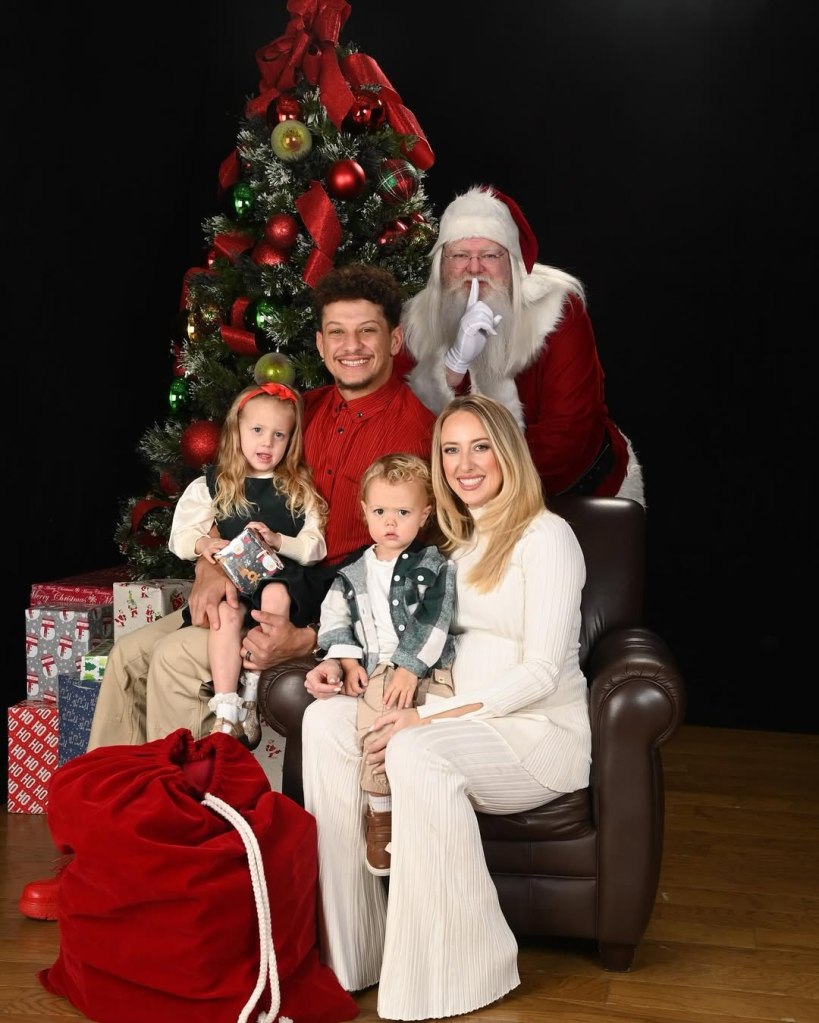 Patrick Mahomes and Brittany Mahomes take their kids to take pictures with Santa