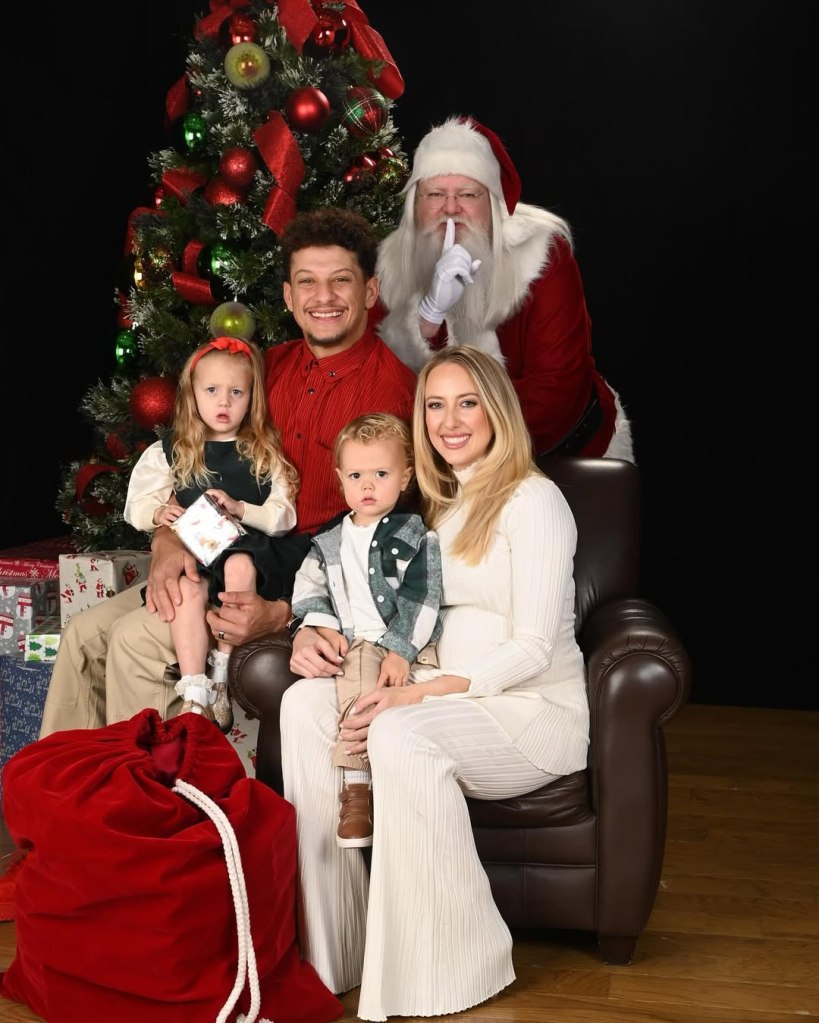 Patrick Mahomes and Brittany Mahomes take their kids to take pictures with Santa