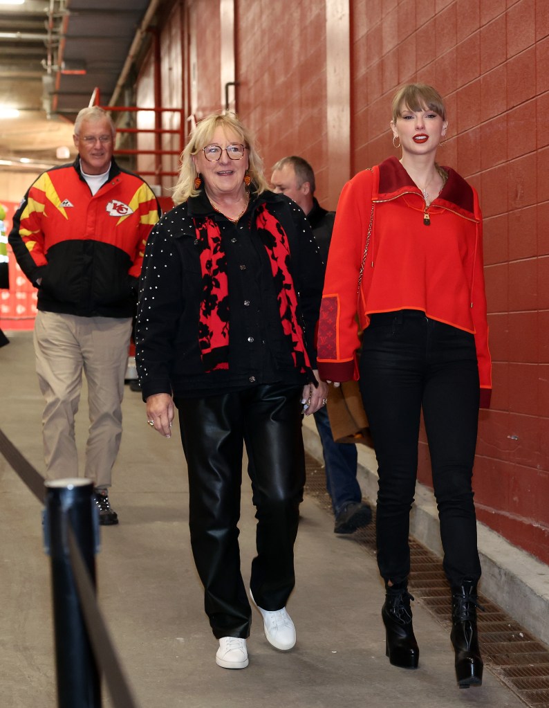 Taylor Swift, Donna kelce, Scott Swift