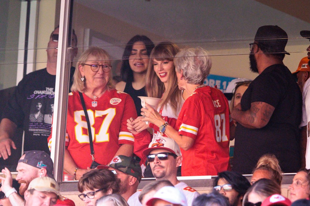 Taylor swift donna kelce chiefs