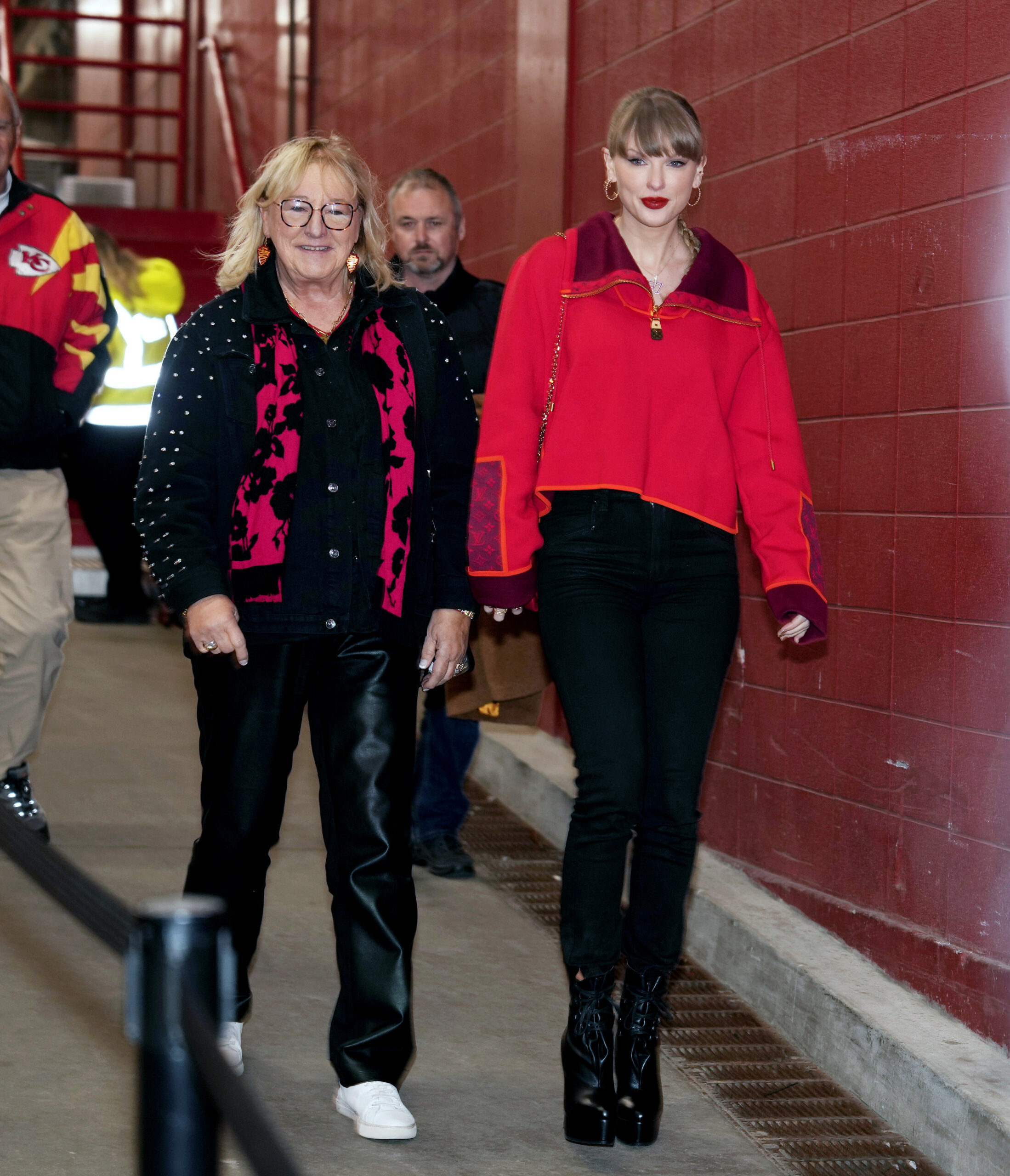 Taylor Swift and donna Kelce