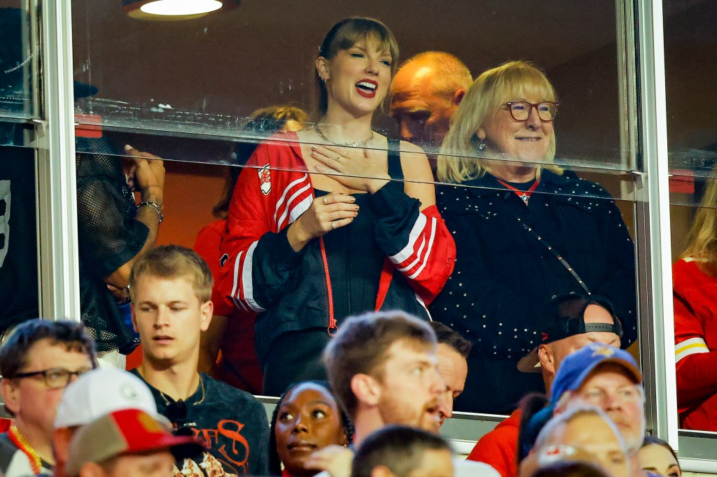 Taylor Swift and Donna Kelce react before the game between the Kansas City Chiefs.