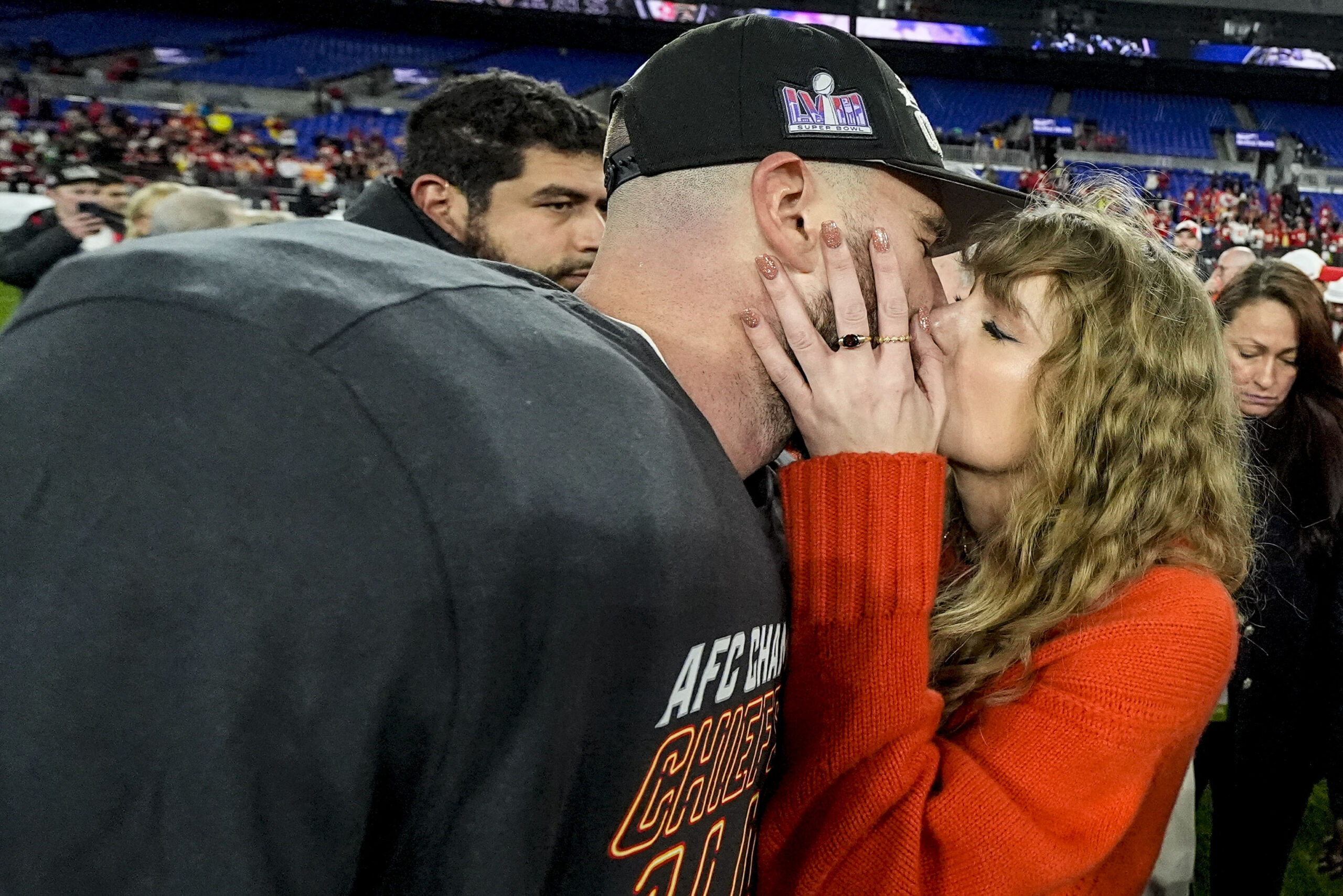 taylor swift and travis kelce kissing at chiefs vs ravens game