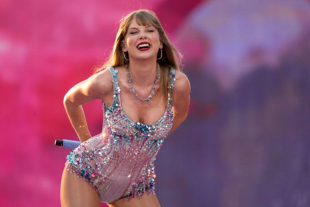 Taylor Swift performing