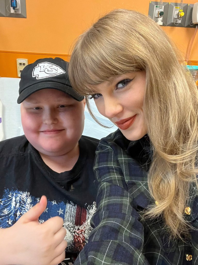 Taylor swift and a fan take a selfie