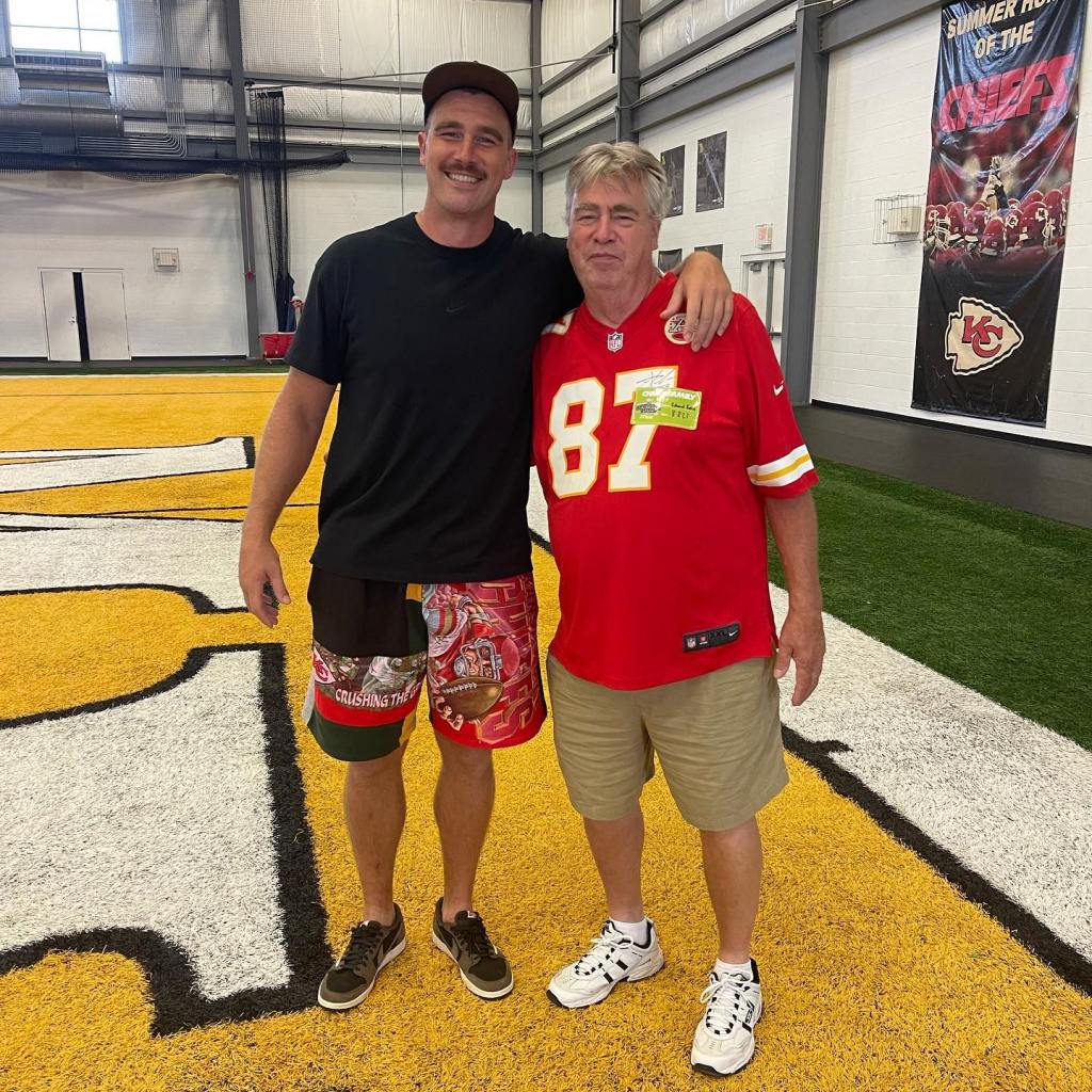 Travis Kelce with his dad Ed