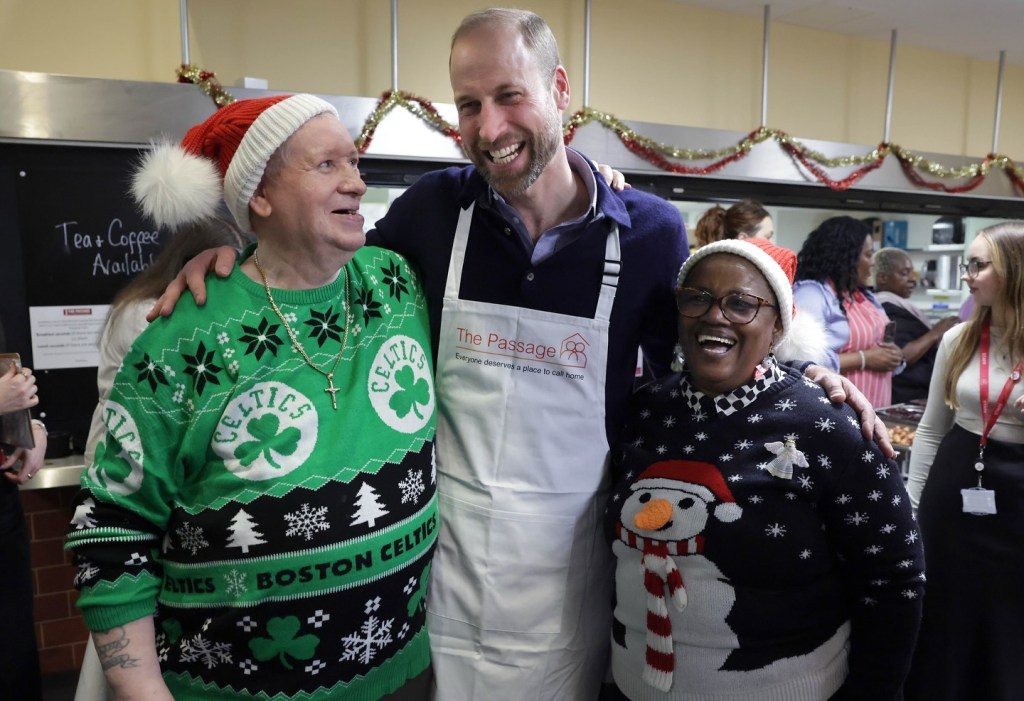 Prince William smiled with volunteers while serving lunch at The Passage charity organization in London on Thursday.