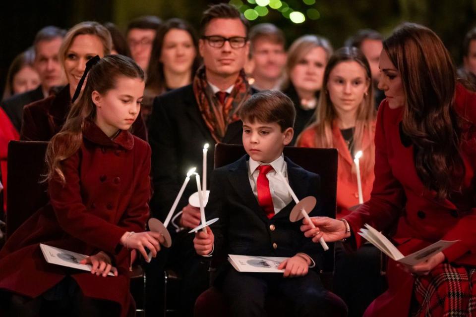 princess of wales helps louis and charlotte light candles during the together at christmas carol service at westminster abbey