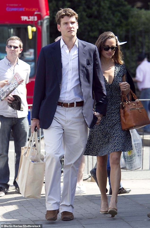 Former cricketer Alex Loudon walking with Pippa in London back in July 2011