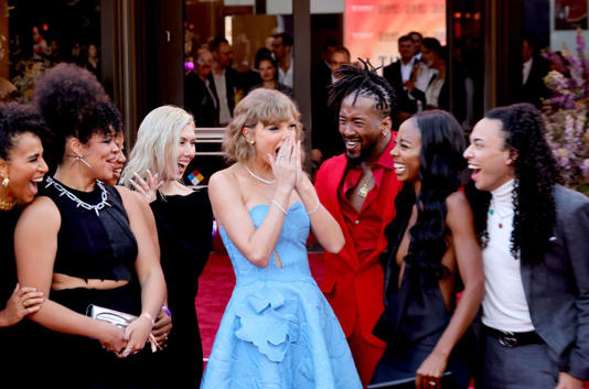 Taylor Swift with her dancers