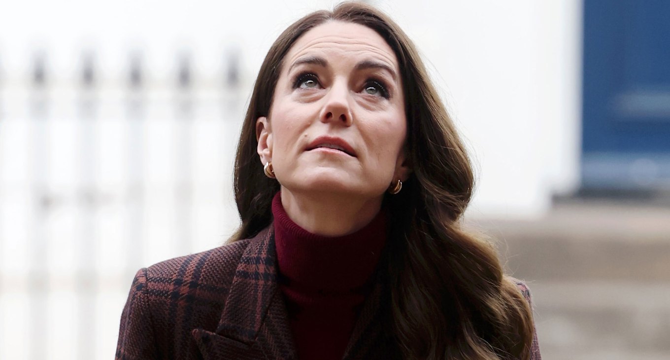 kate middleton looks up at royal marsden hospital