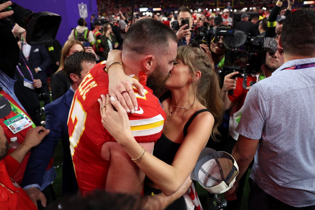 Taylor Swift and Travis Kelce kissing